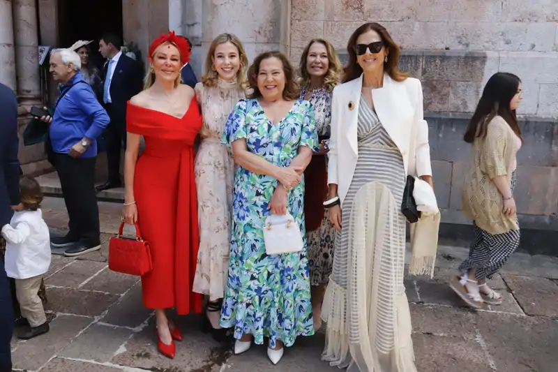 Ana García Obregón junto a sus hermanas, Amalia y Celia, y dos de sus sobrinas, Celia y María