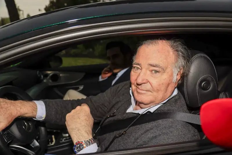 Juan Antonio García Obregón, hermano mayor de Ana, subido a su coche