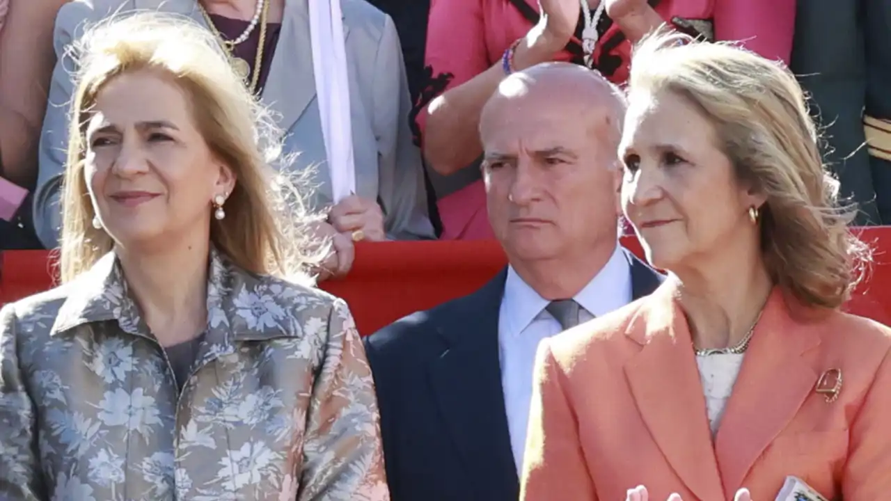 Las hermanas del Rey Felipe VI, las infantas Elena y Cristina, juntas en el Homenaje a la Bandera en Torrejón de Ardoz.