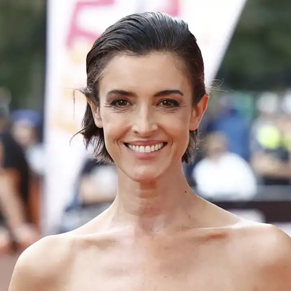 Nos colamos en el acogedor dormitorio de Blanca Romero en su imponente ...