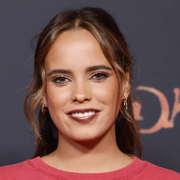 Gloria Camila Ortega, muy sonriente en un photocall