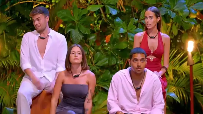 Darío, Sandra, Andrea y Gilbert de La isla de las tentaciones en su hoguera mixta