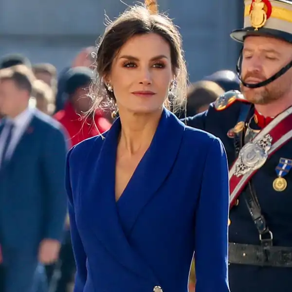Del terciopelo azul al corte más arriesgado: los 5 mejores looks de la Reina Letizia en la Pascua Militar
