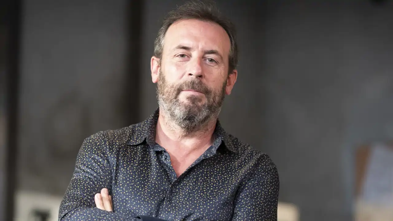 El actor Antonio Molero (57 años) sobre su infancia en Toledo: "Crecí en un pueblo duro de la meseta, mucho calor en verano, mucho frío en invierno. Pasábamos todo el día en