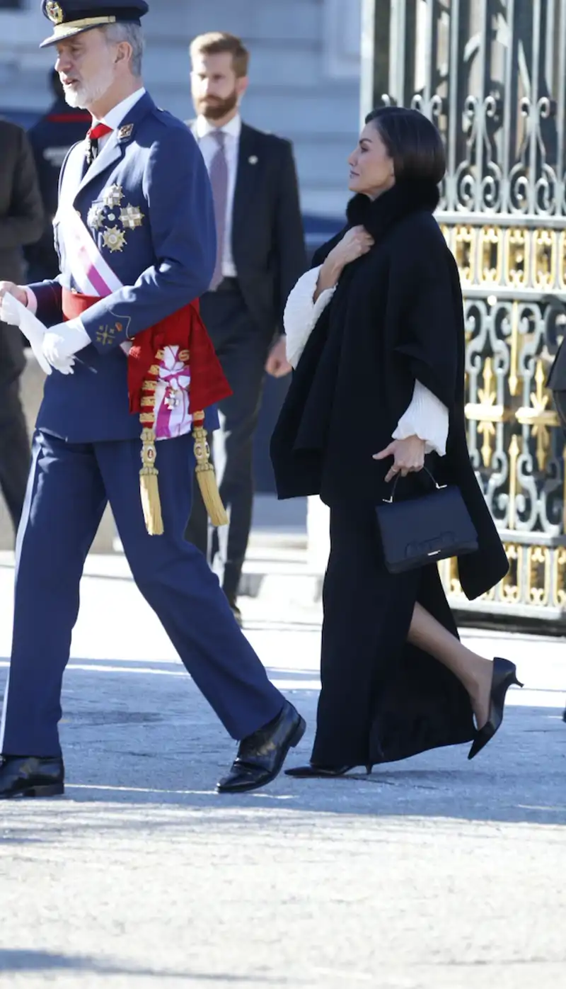 La Reina Letizia en la Plaza de la Armería