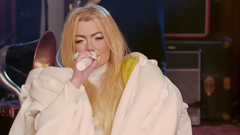 Primer plano de Amaia Montero durante su actuación en La casa de la música al frente de La Oreja de Van Gogh