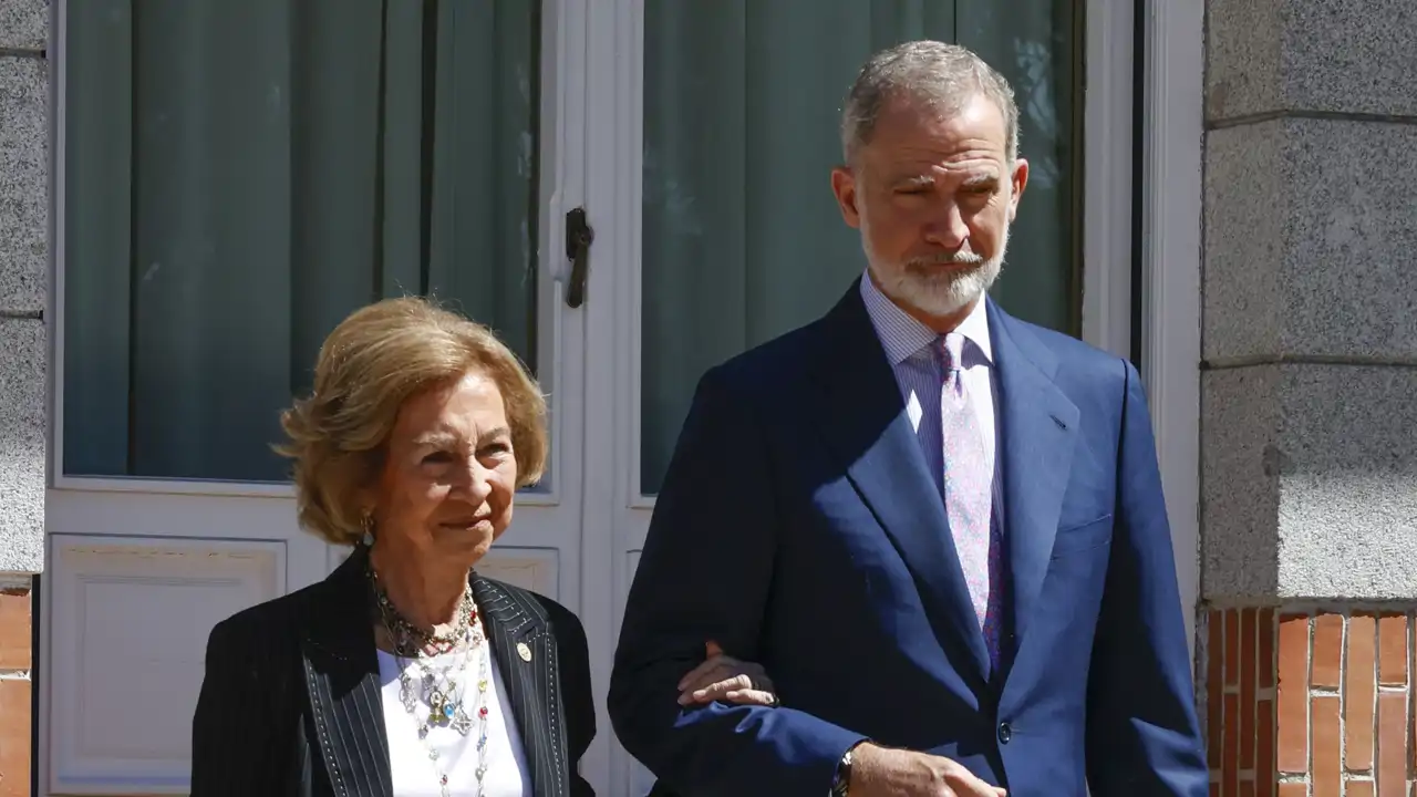 El Rey Felipe VI apoya, junto a sus hermanas, a la Reina Sofía en París: su  emotiva despedida a Tatiana Radziwill