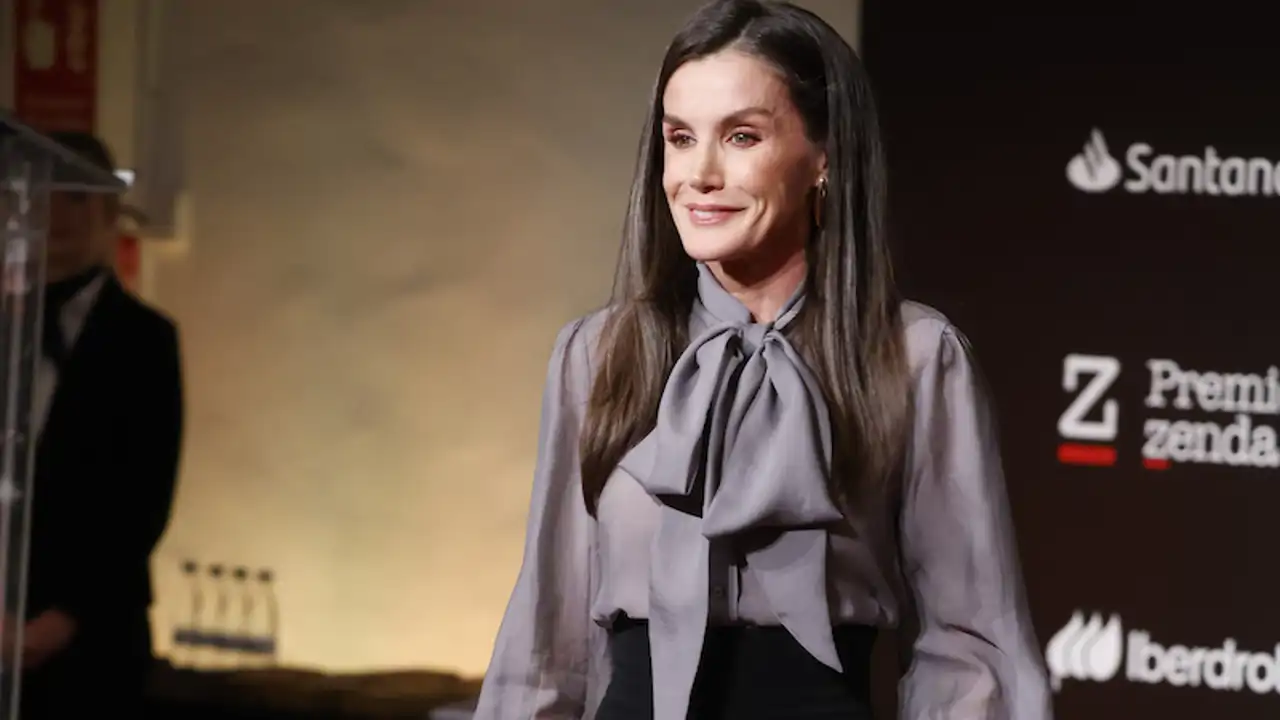 La Reina Letizia confirma en los Premios Zenda que esta será la blusa ...
