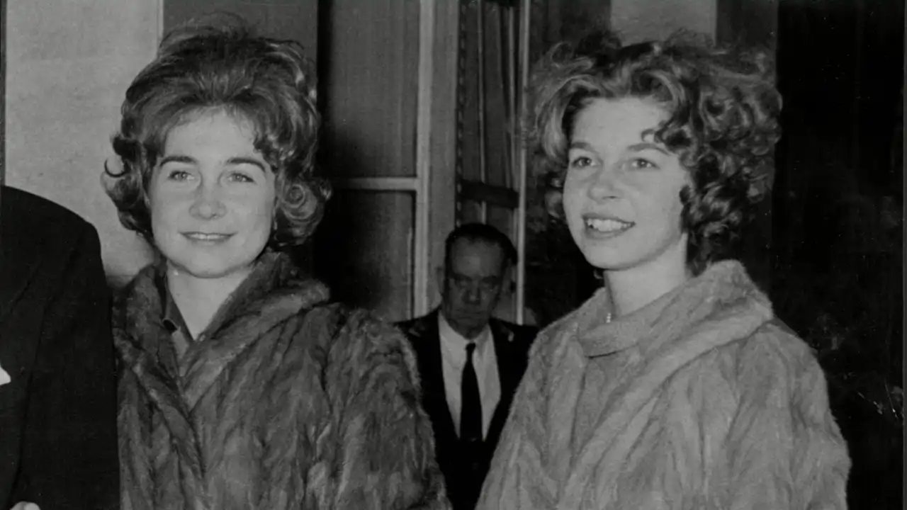 Los 5 momentos más especiales de la Reina Sofía junto a su hermana, la princesa Irene de Grecia: de su viaje a Londres a su última aparición