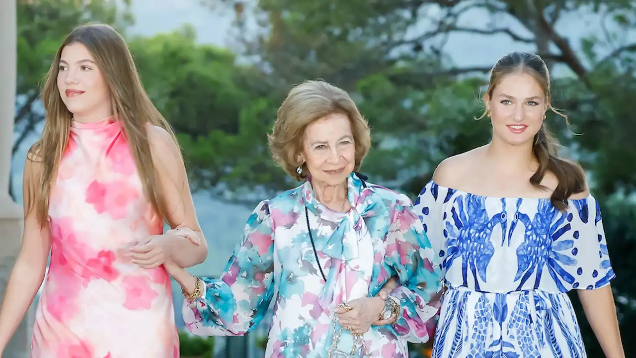 La princesa Leonor y la infanta Sofía, muy pendientes de la Reina Sofía