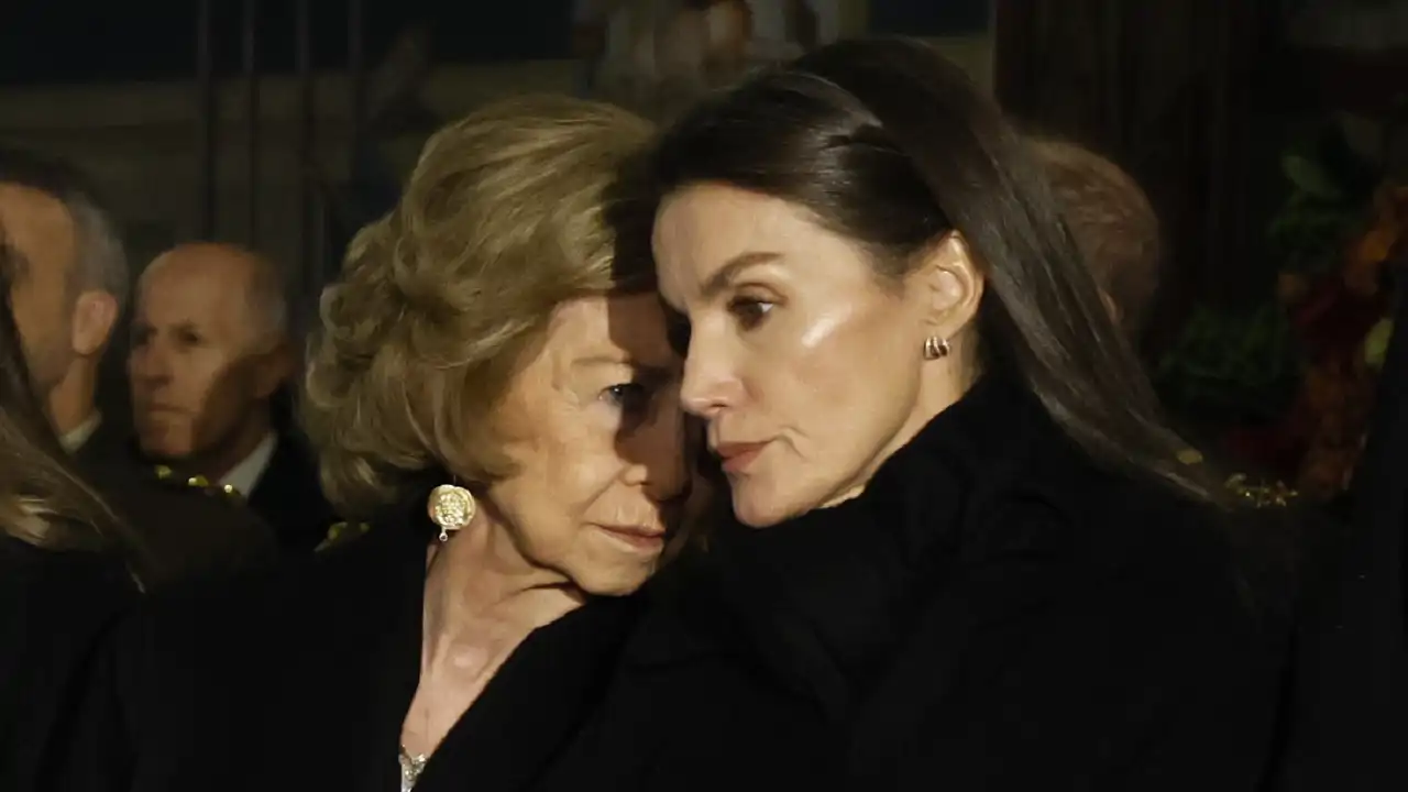 La Reina Sofía y la Reina Letizia protagonizan una escena de lo más  cómplice en el interior de la catedral donde se ha dado el último adiós a  la princesa Irene de