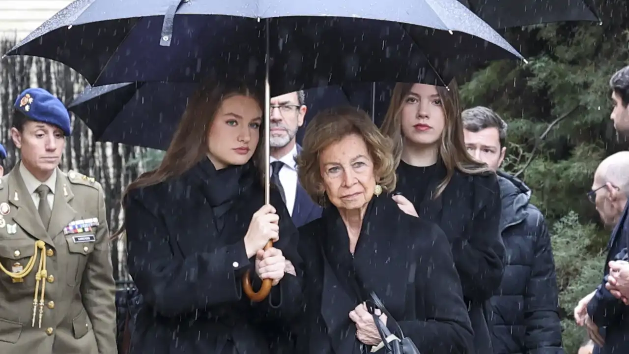 La Princesa Leonor y la Infanta Sofía apoyan a su abuela, la Reina Sofía, tras la muerte de su hermana, la princesa Irene de Grecia.