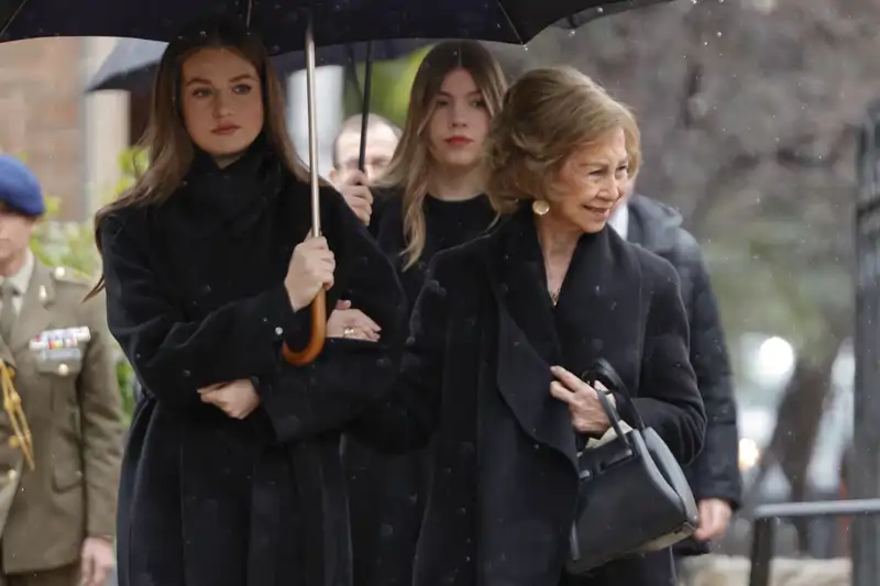 La Princesa Leonor y la Infanta Sofía arropan a la Reina Sofía en el último adiós a Irene de Grecia.