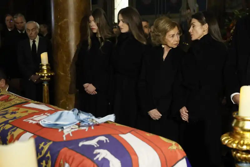 La Reina Sofía y la Reina Letizia conversando en el funeral de la princesa Irene de Grecia en Madrid.