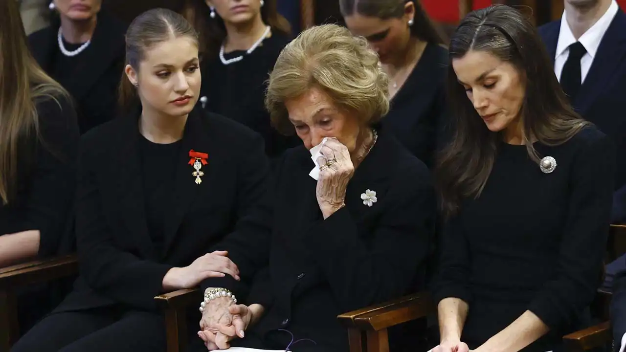 La Reina Sofía rompe a llorar sin consuelo por la muerte de su hermana, la  Princesa Irene: el gesto de la Princesa Leonor con su abuela