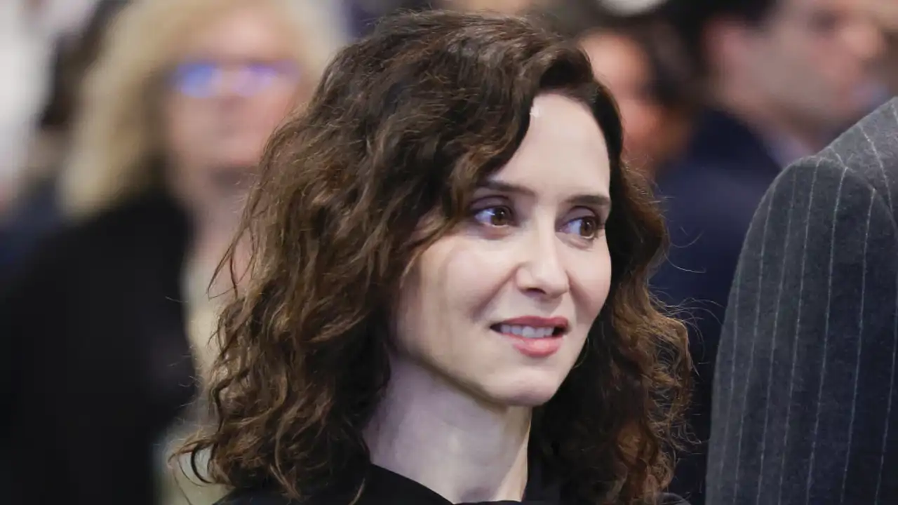 Isabel Díaz Ayuso, vestida de negro en la inauguración de FITUR