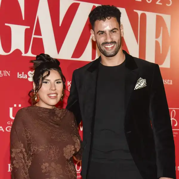 Isa Pantoja y Asraf Beno posan durante un evento