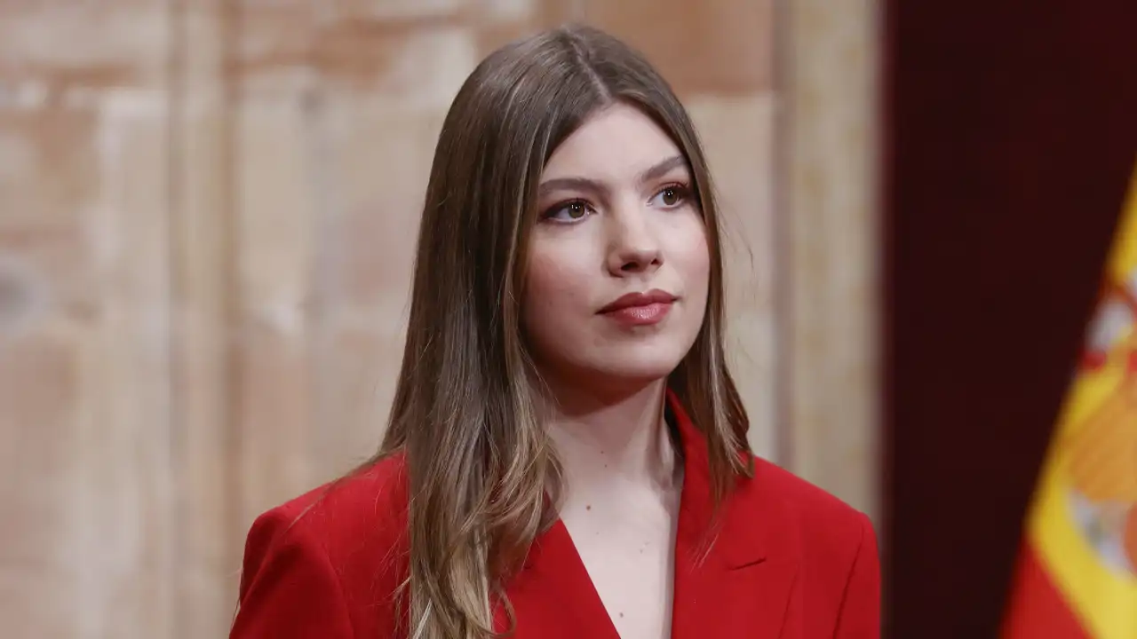 La Infanta Sofía, luciendo un impecable traje rojo de líneas 'oversize' el 24 de octubre en el marco de los actos relacionados con los Premios Princesa de Asturias 2025.