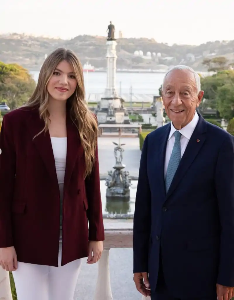 La Infanta Sofía, radiante, junto al presidente de Portugal, posando para una imagen oficial. 