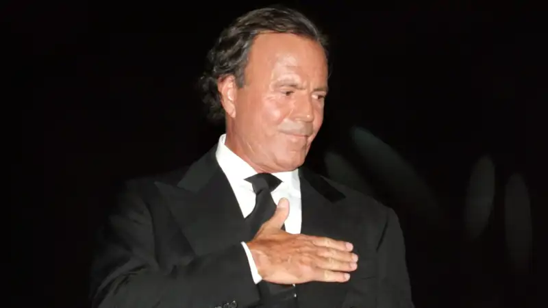 Julio Iglesias durante uno de sus conciertos. El cantante es uno de los artistas con más discos vendidos en el mundo