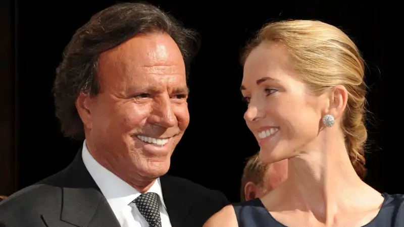Julio Iglesias y Miranda Rijnsburger en uno de sus últimos actos públicos juntos en España, cuando acudieron a una boda. 