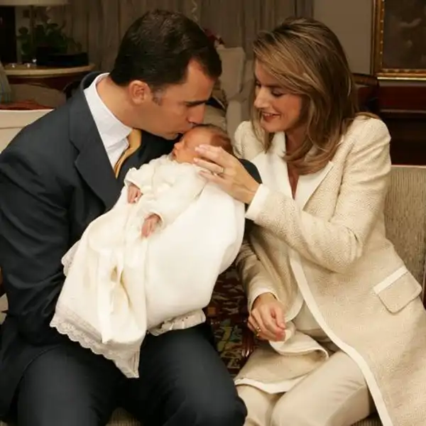 Sus Majestades los Reyes Felipe VI y Letizia junto una recién nacida, Princesa Leonor.