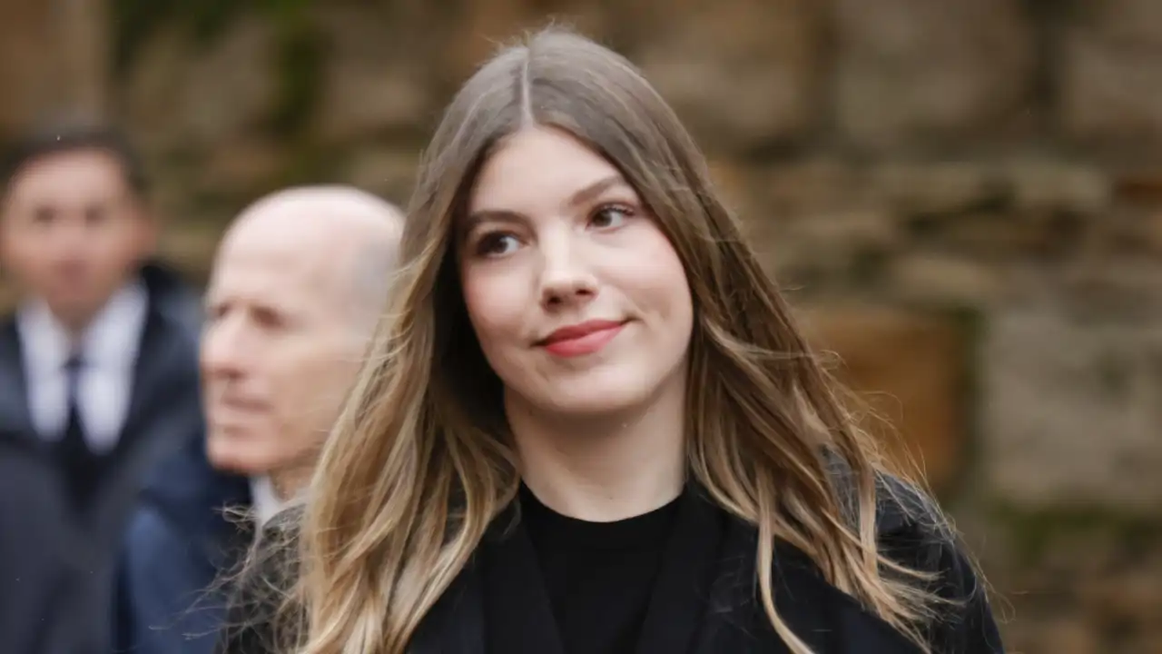 La Infanta Sofía, con gesto serio y vestida de negro