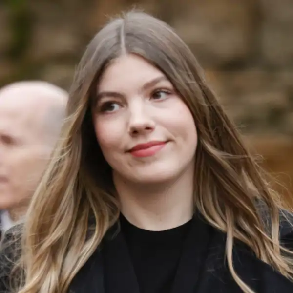 La Infanta Sofía, con gesto serio y vestida de negro