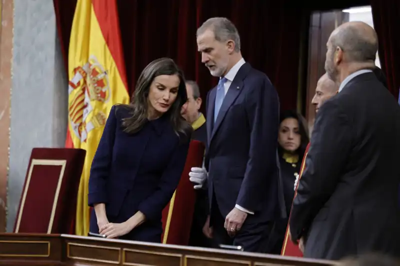 Sus Majestades los Reyes Felipe VI y Letizia en el Congreso de los Diputados, conversando muy cómplices en el acto de celebración de los 47 años de la Constitución vigente, la más larga de la historia en nuestro país