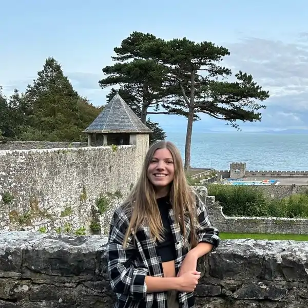 La Infanta Sofía posando muy sonriente el primer día en el UWC Atlantic College de Gales, donde realizó el Bachillerato Internacional de dos años. 