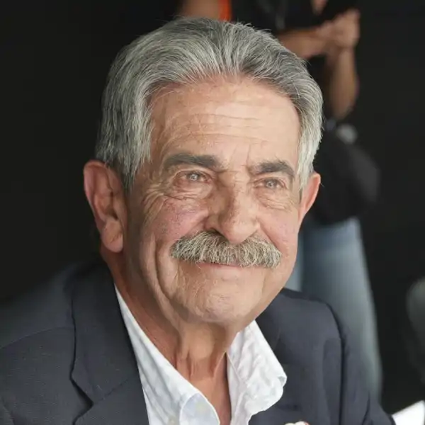 Miguel Ángel Revilla durante la firma de uno de sus libros