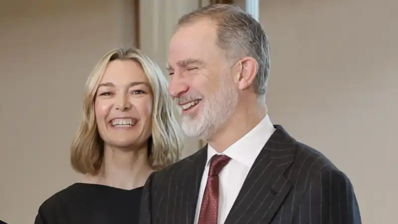 El Rey Felipe se ríe después de hacerle un comentario al grupo de mujeres entre las que se encontraba, entre ellas, Marta Ortega y, por supuesto, la Reina Letizia