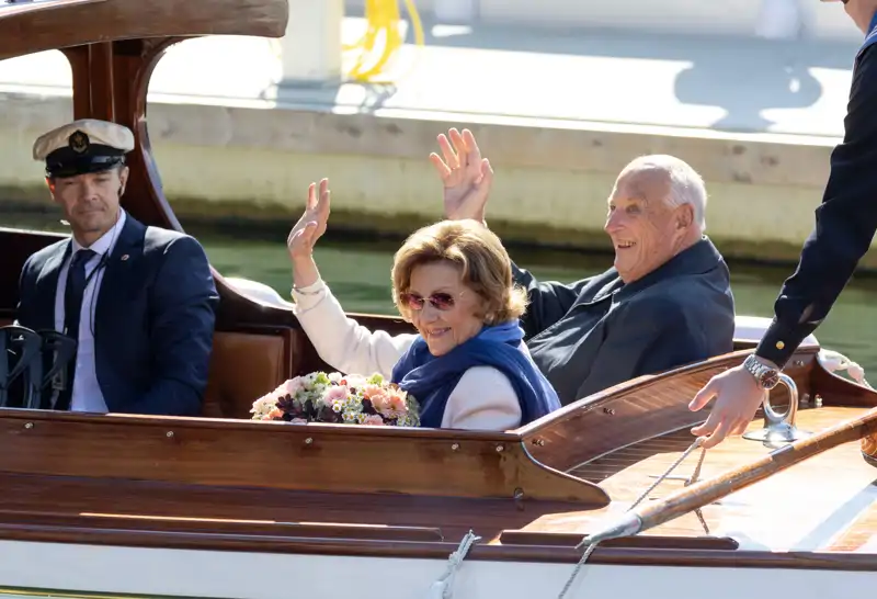 Harald y Sonia de Noruega saludando desde un barco durante un desplazamiento dentro de Noruega
