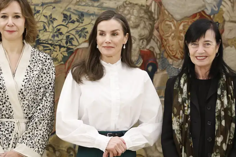 La camisa blanca con volantes románticos de la Reina Letizia en su última aparición 