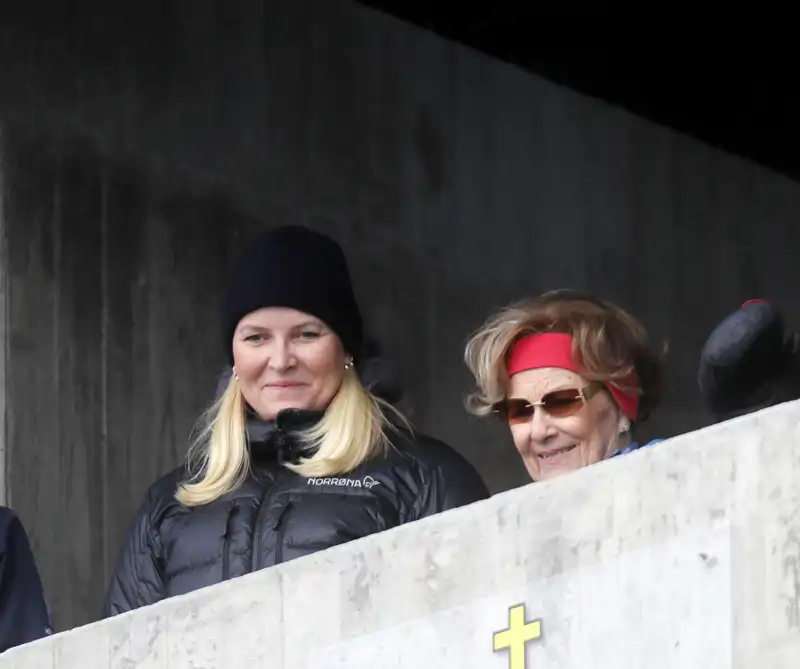 La Reina Sonia de Noruega, sonriente, en compañía de la Princesa heredera Mette-Marit durante los Juegos Olímpicos de Invierno