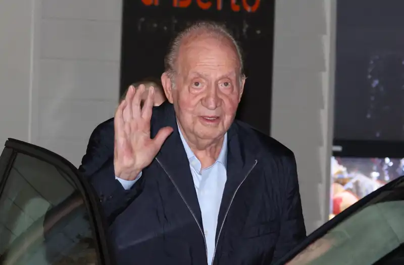 El Rey Juan Carlos, saludando a la prensa en una aparición pública