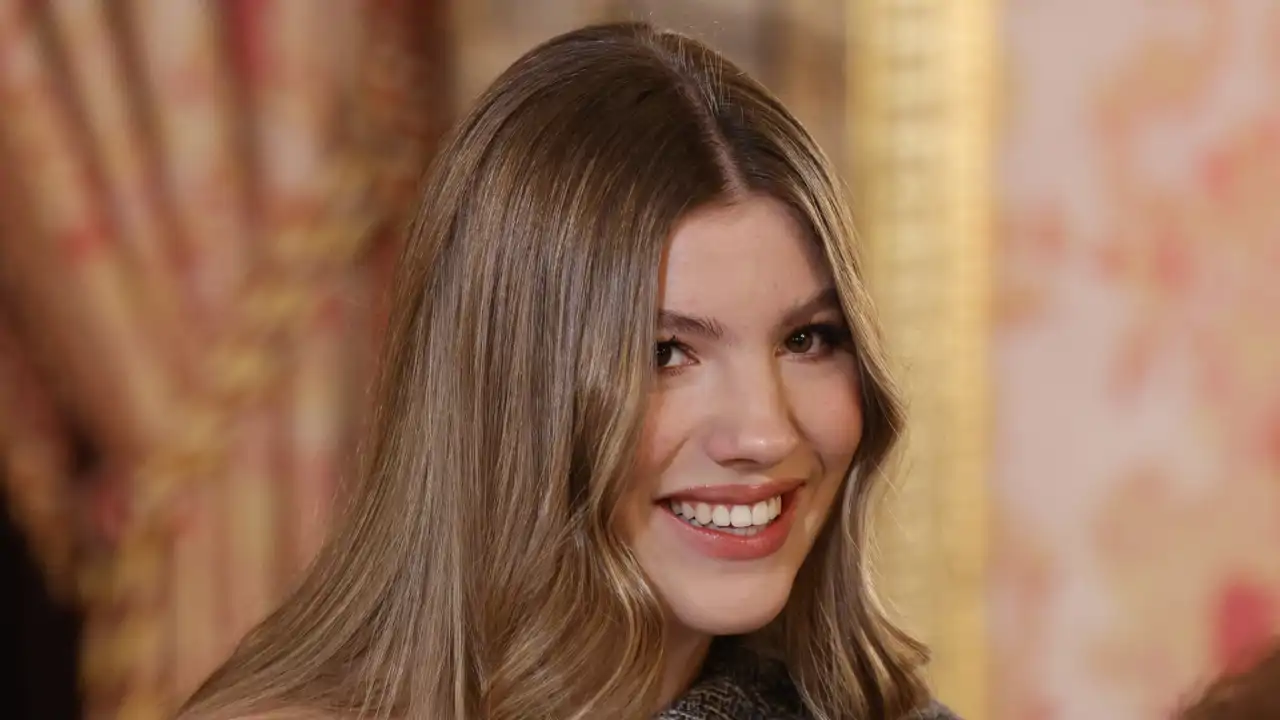 La Infanta Sofía, muy sonriente y luciendo pelazo suelto, en el Palacio Real de Madrid el día que el Rey Felipe concedió el Toisón de Oro a la Reina Sofía. 