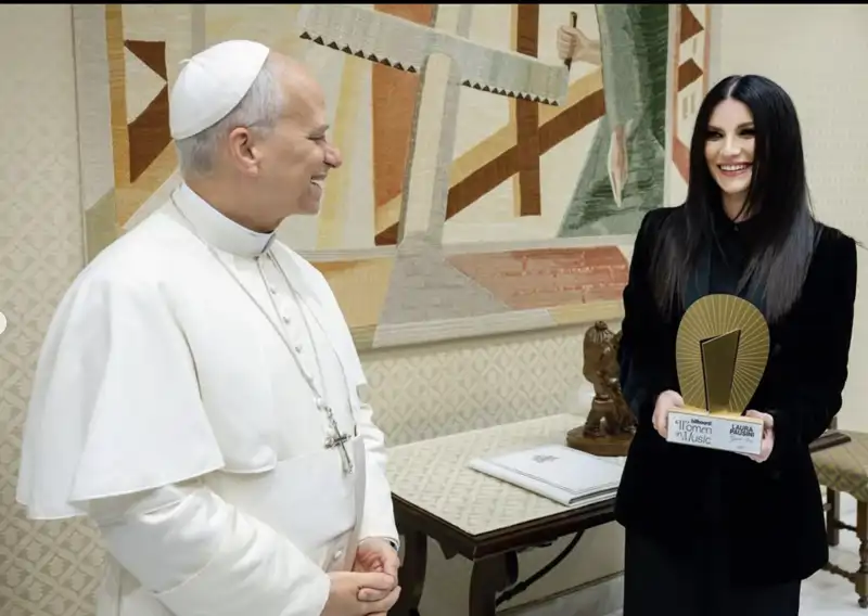Laura Pausini con el Papa