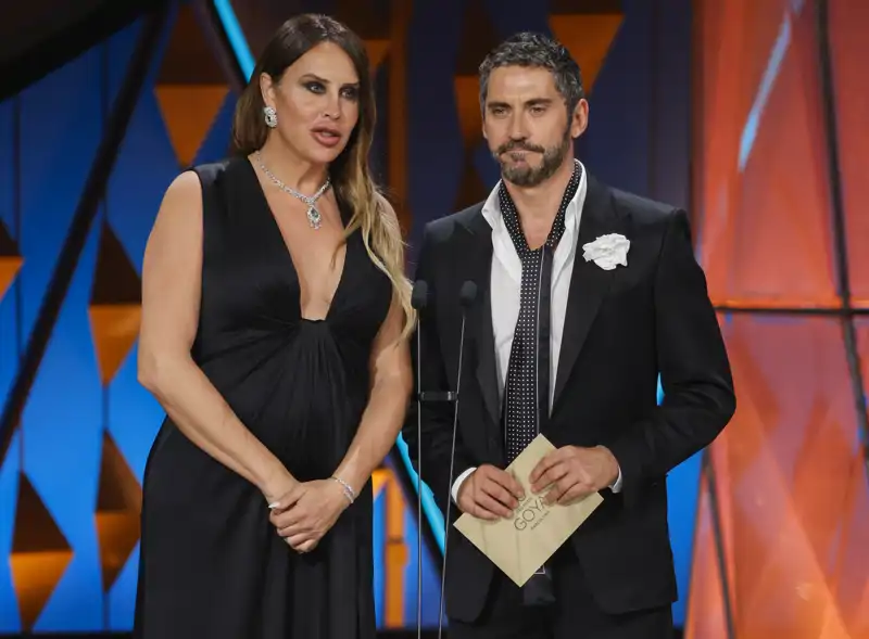 Karla Sofía Gascón junto a Paco León