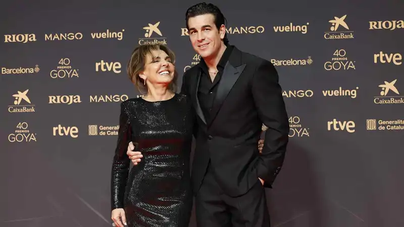 Mario Casas junto a la mujer más importante de su vida