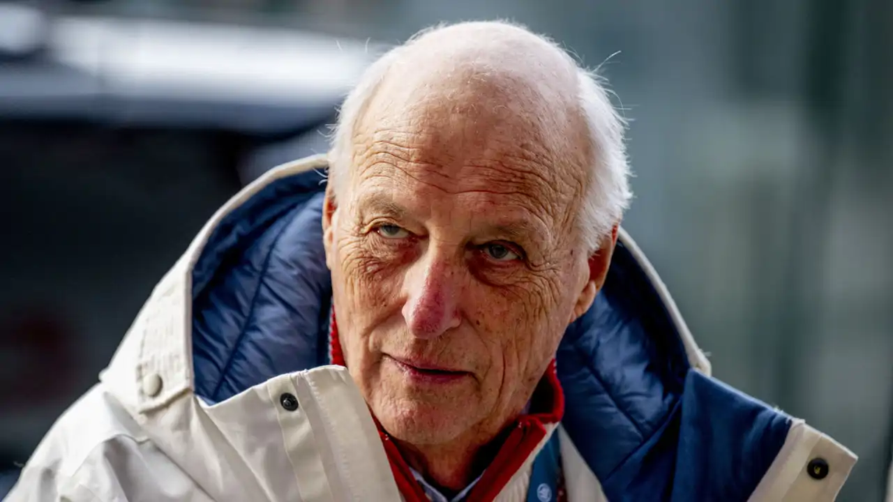 El Rey Harald de Noruega con gesto serio durante un evento deportivo