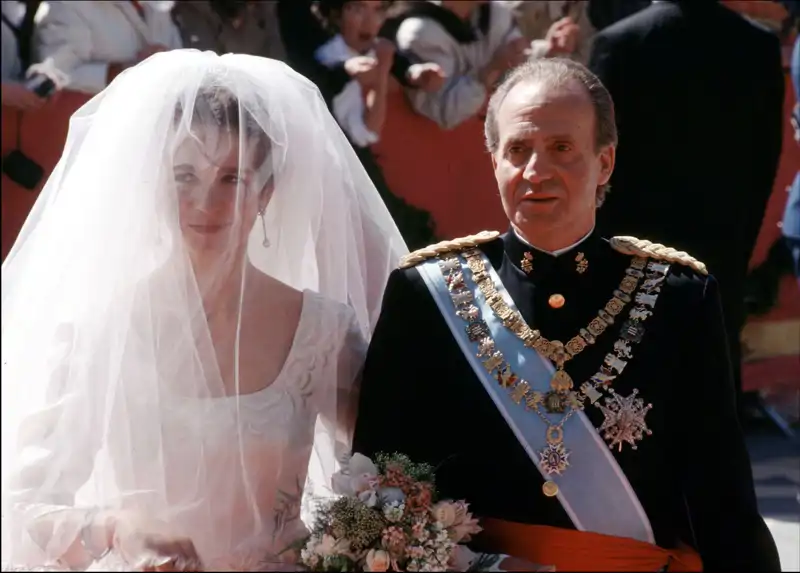 El Rey Juan Carlos I quiso obsequiar a la Infanta Elena con el título de duquesa de Lugo por su boda con Jaime de Marichalar, celebrada el 18 de marzo de 1995 en Sevilla. 