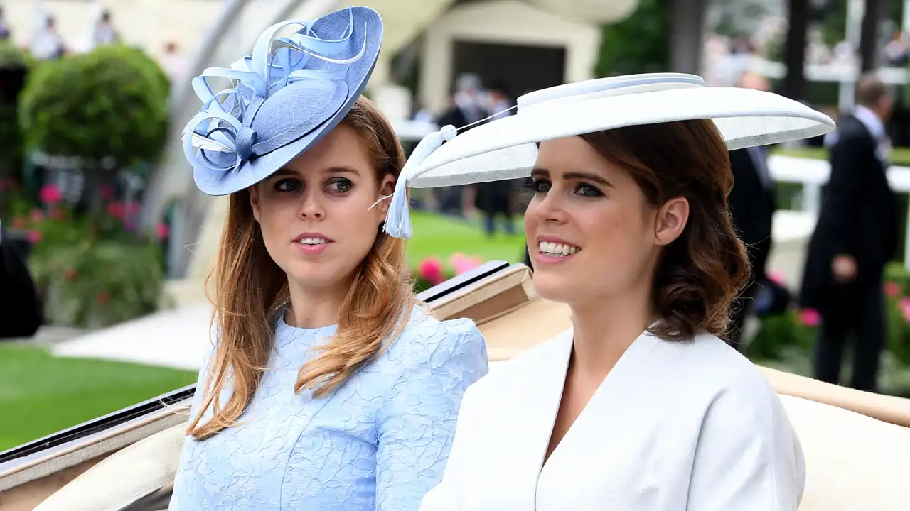 Las princesas Beatriz y Eugenia de York durante las carreras de Ascot del año 2018.