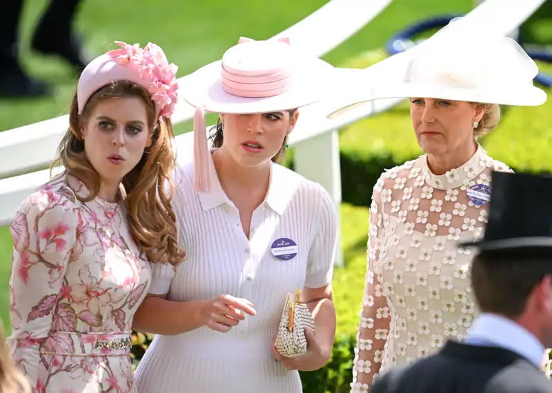 Las princesas Beatriz y Eugenia de York, junto a Sofía de Edimburgo, en Royal Ascot 2025. 