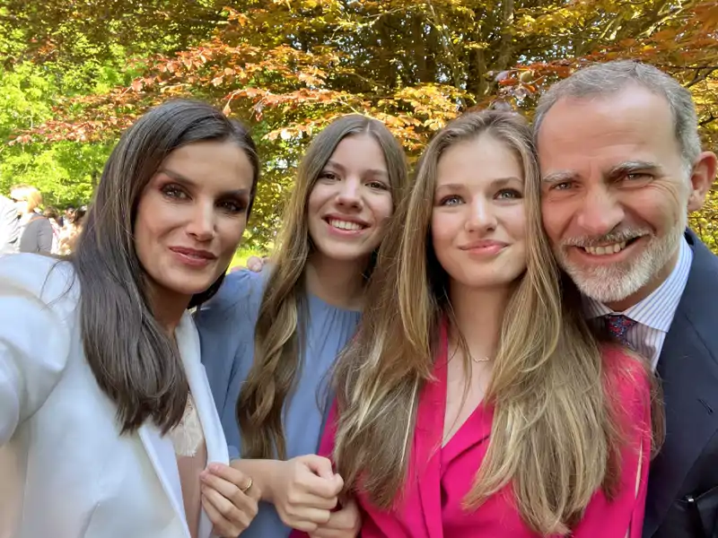 Sus Majestades los Reyes Felipe VI y Letizia junto a sus hijas, la Princesa Leonor y la Infanta Sofía, muy sonrientes ante el objetivo de la cámara que inmortaliza el momento.