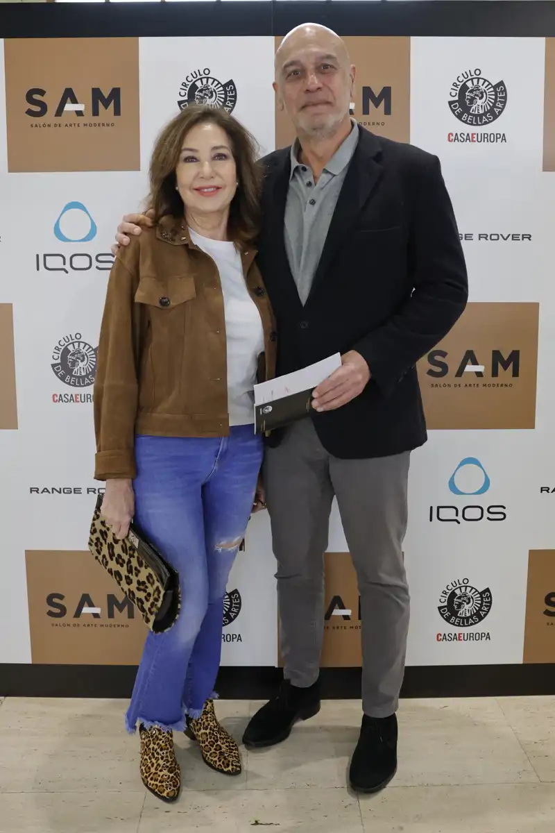 Ana Rosa Quintana posa junto a su marido, Juan Muñoz, ante los medios de comunicación en el evento de arte organizado por el marido de Ana Terradillos. 