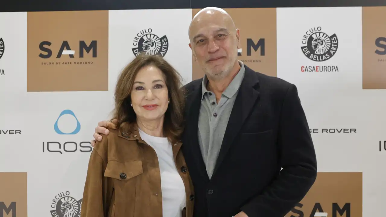 Ana Rosa Quintana posando junto a su marido, Juan Muñoz en el marco de un evento de arte celebrado en el centro de Madrid, organizado por Jorge Alcolea, pareja de Ana Terradillos. 