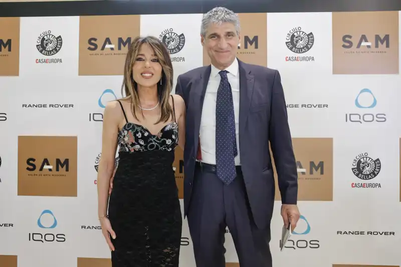Ana Terradillos junto a su marido, Jorge Alcolea, en el marco de  la IX edición de SAM, Salón de Arte Moderno, que tuvo lugar en el Salón de Baile del Círculo de Bellas Artes.