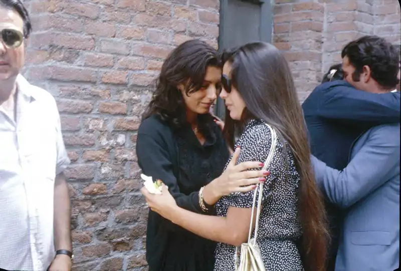 Carmina Ordoñez e Isabel Pantoja en el funeral de la madre de Carmen, en 1982.