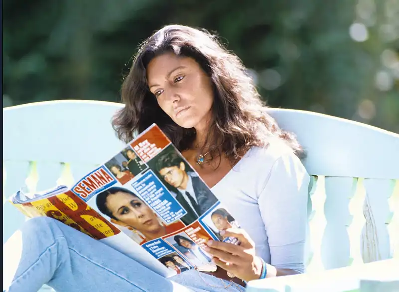 Carmina Ordoñez leyendo un ejemplar de la revista SEMANA